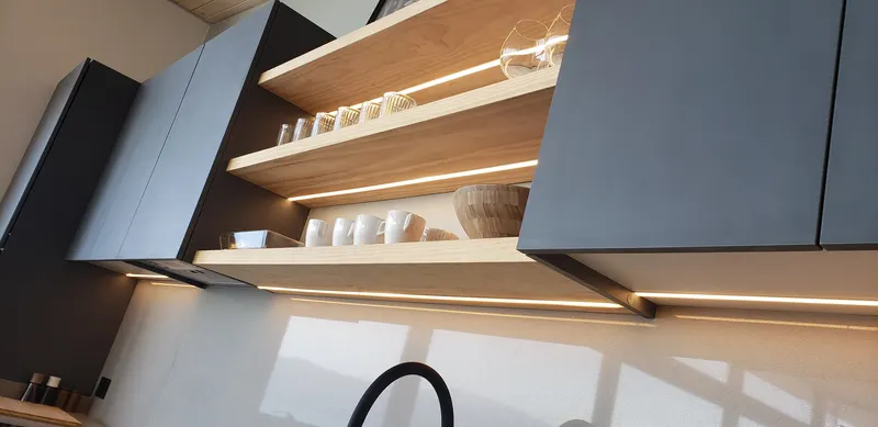 Muebles de cocina y repisas de madera con iluminación integrada